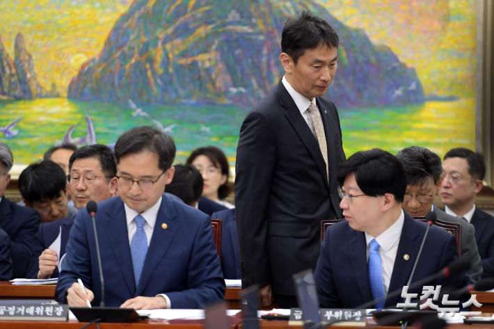 30일 서울 여의도 국회에서 열린 정무위원회 전체회의 '티몬·위메프 미정산 사태에 대한 현안질의'에 이복현 금융감독원장이 출석하고 있다.