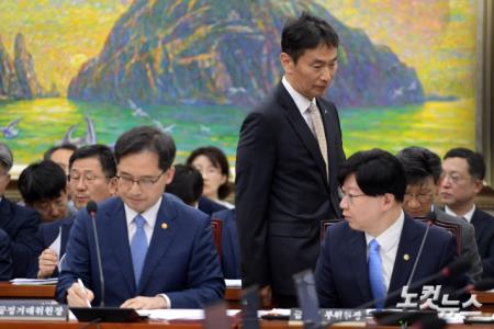 30일 서울 여의도 국회에서 열린 정무위원회 전체회의 '티몬·위메프 미정산 사태에 대한 현안질의'에 이복현 금융감독원장이 출석하고 있다.