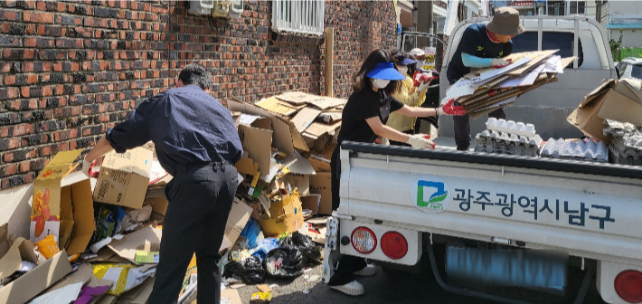 광주 남구청은 최근 저장강박 의심가구를 대상으로 주거환경 개선 활동을 펼쳤다. 광주 남구청 제공