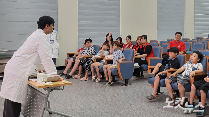 백석대학교 작업치료학과 대학생이 백석쿰캠프 참가자들에게 배려의 중요성을 설명하고 있다. 한혜인 기자