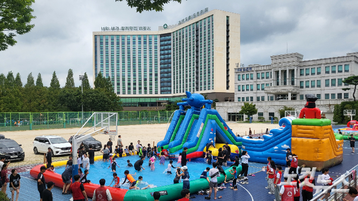 30일 충남 천안시 백석대학교 운동장에 야외 물놀이장이 마련돼 있다. 한혜인 기자