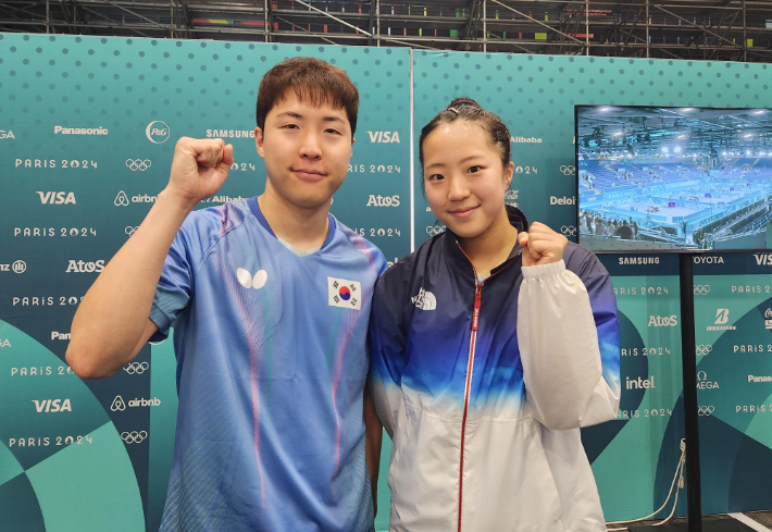 임종훈(왼쪽)과 신유빈이 30일(한국시간) 프랑스 파리의 사우스 파리 아레나 4에서 열린 2024 파리 올림픽 탁구 혼합복식 준결승전에서 왕추친-쑨잉사 조에 패한 뒤, 인터뷰를 마치고 동메달 결정전을 향한 의지를 다지고 있다. 연합뉴스