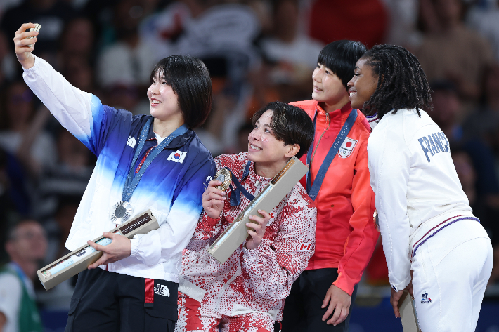 2024 파리올림픽 유도 여자 57kg급에서 준우승을 차지한 허미미가 29일(한국시간) 프랑스 파리 아레나 샹드마르스에서 열린 시상식에서 갤럭시 Z플립6 올림픽 에디션으로 기념촬영을 하고 있다. 연합뉴스