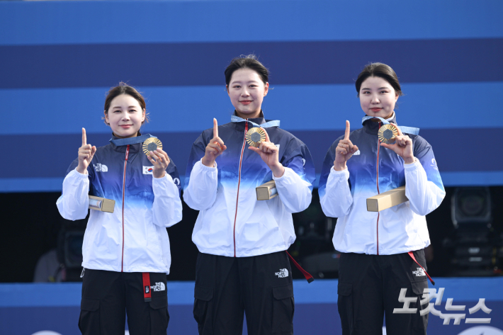 28일(현지시간) 프랑스 파리 앵발리드 경기장에서 열린 2024파리올림픽 양궁 여자 리커브 단체 결승 한국과 중국의 경기. 양궁대표팀 (왼쪽부터)전훈영, 임시현, 남수현이 시상대에 올라 기념사진을 촬영하고 있다. 2024.7.28. 파리=올림픽사진공동취재단