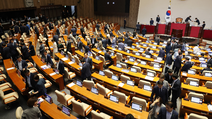 30일 오전 국회 본회의에서 '방송 4법'인 교육방송공사법(EBS법) 개정안이 야당 단독으로 통과 된 뒤 더불어민주당을 비롯한 야당 의원들이 본회의장을 나가고 있다. 연합뉴스