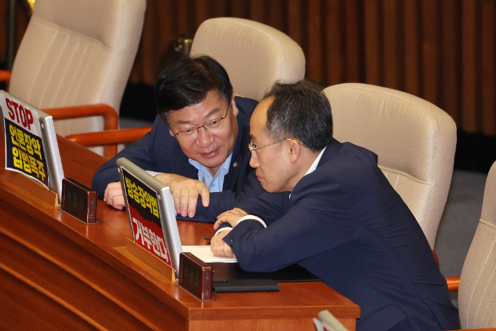 대화하는 추경호 원내대표와 정점식 정책위의장     (서울=연합뉴스) 김주형 기자 = 국민의힘 추경호 원내대표(오른쪽)와 정점식 정책위의장이 30일 오전 '방송 4법'인 교육방송공사법(EBS법) 개정안을 반대하는 같은 당 정성국 의원의 필리버스터가 진행 중인 국회 본회의장에서 대화하고 있다. 2024.7.30     kjhpress@yna.co.kr (끝)   <저작권자(c) 연합뉴스, 무단 전재-재배포, AI 학습 및 활용 금지> 연합뉴스