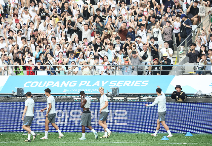 팬들에게 인사하는 손흥민. 연합뉴스