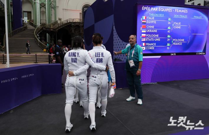 경기장 나서는 女에페 대표팀