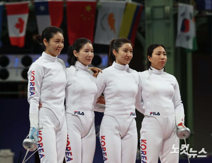 경기장 들어선 女에페 대표팀