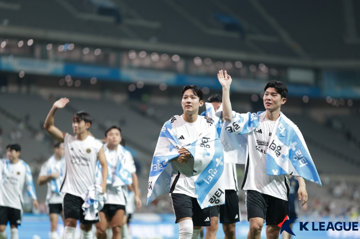 팬들에게 인사하는 양민혁과 황문기. 한국프로축구연맹