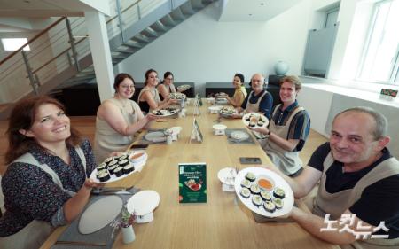 CJ 한식 요리교실 참여한 프랑스 기자들