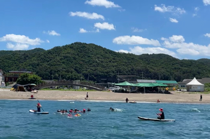 이번 캠프는 해양안전 및 생존수영교육, 조별 깃발그리기, 요트세일링, 생존수영실습, 물놀이 등으로 진행됐다. 포항YMCA 제공