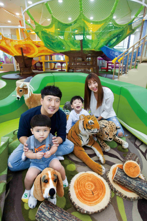 LS전선 직원이 자녀들과 즐거운 시간을 보내고 있다. LS전선 제공