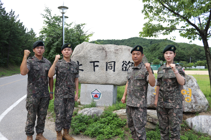 전복된 차량에서 시민을 구출한 육군 22사단 북진여단 장병들. 왼쪽부터 이준재 하사, 박승린 병장, 이영훈 원사, 김소원 중사. 육군 22사단 제공