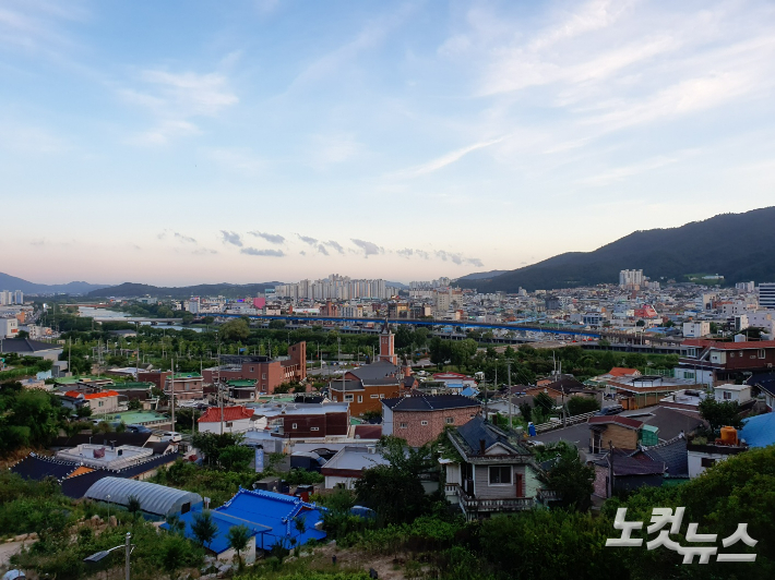 죽도봉 기슭에서 바라본 순천시내. 고영호 기자