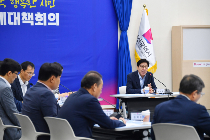 박형준 부산시장이 '소상공인·자영업자 맞춤형 지원대책'에 대해 말하고 있다. 부산시 제공