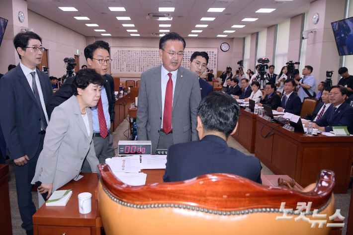 31일 서울 여의도 국회에서 열린 법제사법위원회 전체회의에서 국민의힘 유상범 간사와 소속 의원들이 정청래 위원장의 '전국민 25만원 지원법'과 '노란봉투법' 표결에 항의하고 있다. 윤창원 기자