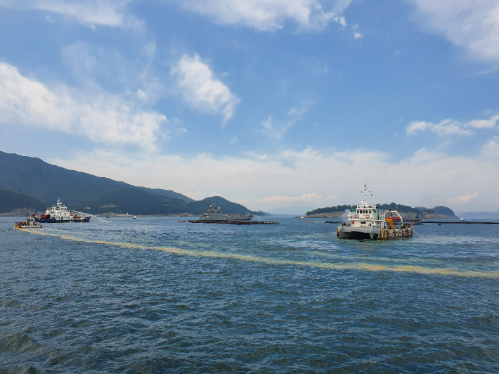 적조 방제 훈련. 경남도청 제공 