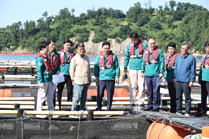 박완수 지사, 통영 가두리양식장 점검. 경남도청 제공 