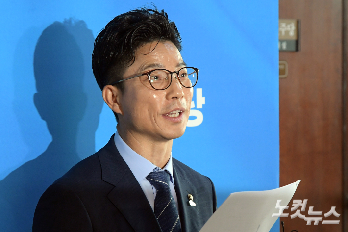 더불어민주당 전국당원대회준비위원회 정을호 대변인. 윤창원 기자