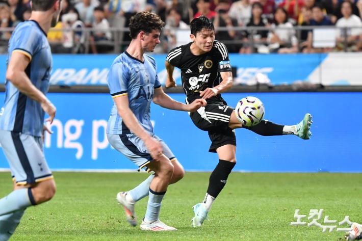 과감한 슈팅하는 양민혁