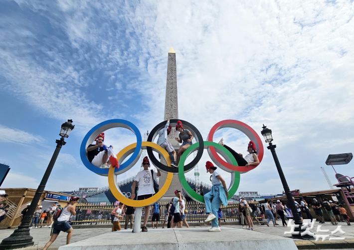 콩코르드광장에 마련된 오륜기