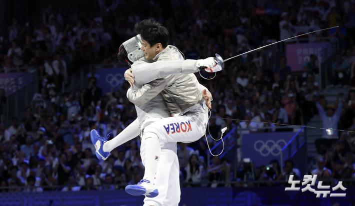 펜싱 사브르 단체 우승 포옹하는 오상욱 구본길