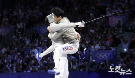 펜싱 사브르 단체 우승 포옹하는 오상욱 구본길