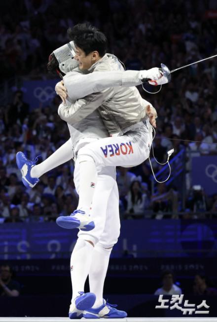 펜싱 사브르 단체 우승 포옹하는 오상욱 구본길