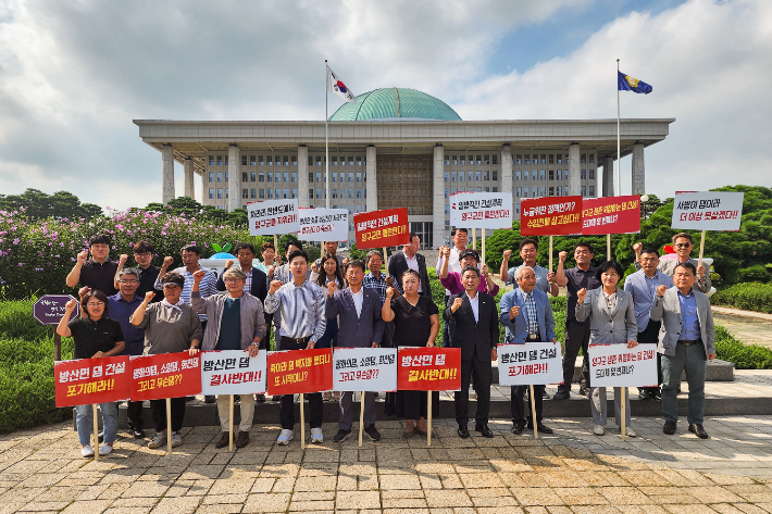 환경부가 발표한 용수공급 및  홍수 조절을 위한 댐 건설 후보지에 양구(수입천)가 포함된 것에 대해 서흥원 양구군수, 한기호 국회의원, 김왕규 도의원, 이상철, 김정미 군의원  및 지역주민 등 30여명이 지난 달 30일 국회를 방문해 기자회견을 열고 댐건설 반대 및 철회를 요구했다. 양구군 제공 