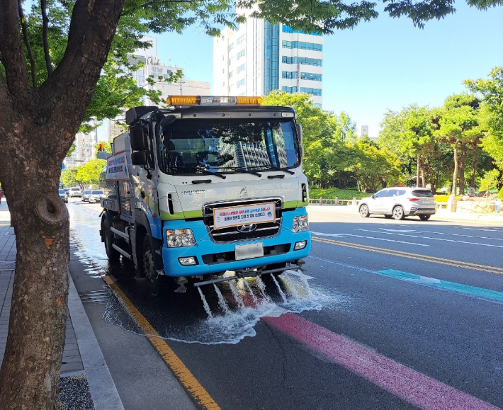 살수차가 도심 열기를 식히고 있다. 울산광역시 제공