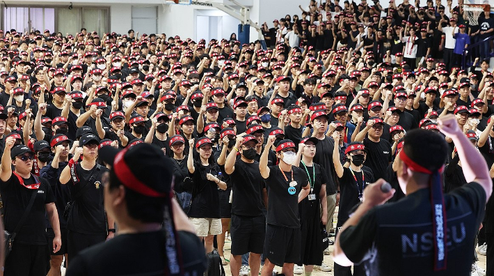 지난달 22일 오전 경기도 용인시 삼성전자 기흥캠퍼스 세미콘 스포렉스에서 전국삼성전자노동조합 조합원들이 총파업 승리 궐기대회를 하고 있다. 연합뉴스