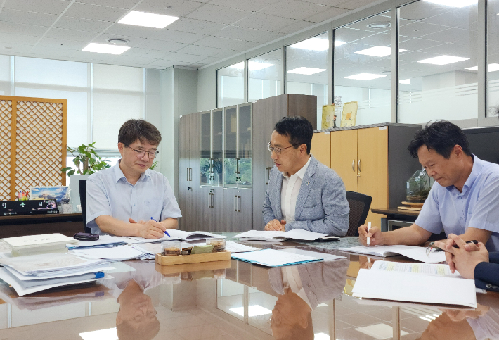 최만림 행정부지사, 기재부 예산실장 만나 국비 사업 건의. 경남도청 제공 