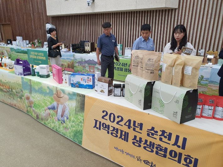 지역경제 상생협의회 현장에 지역 생산 제품들이 전시됐다. 고영호 기자 
