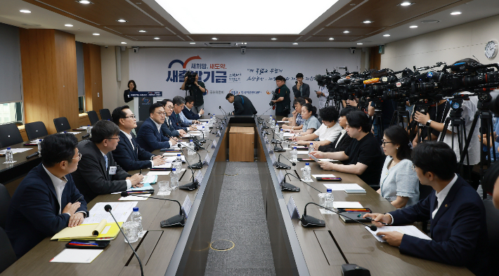 김병환 금융위원회 위원장이 1일 오후 서울 강남구 캠코 양재타워에서 개최된 새출발기금 간담회에 참석해 소상공인·자영업자를 직접 만나 새출발기금 이용 소회, 개선 필요사항 등 다양한 의견을 수렴했다. 금융위원회 제공