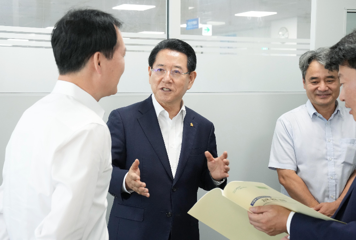 김영록 전남지사가 1일 기획재정부를 방문해 내년 전라남도 국고예산사업에 대해 설명하고 있다. 전라남도 제공 