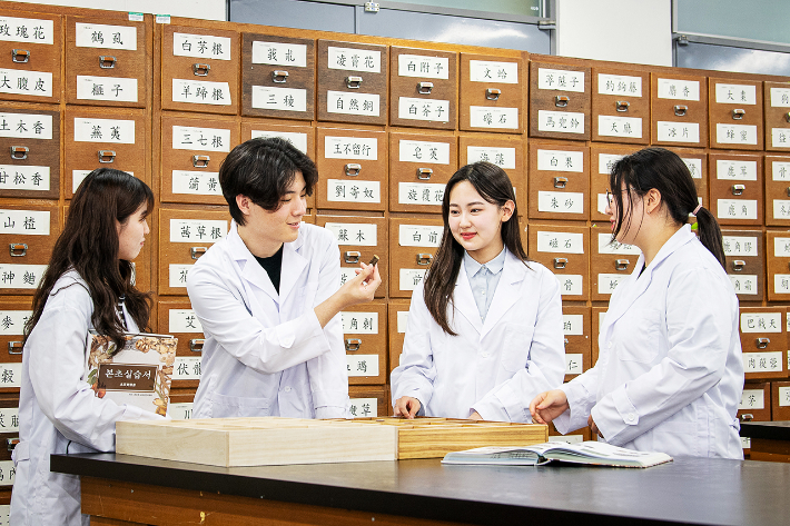 한의대 학생들이 본초 실습과목에서 한약재에 대한 설명을 듣고 있다. 대구한의대 제공 