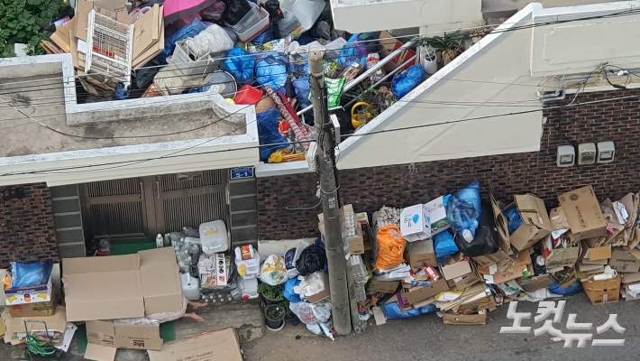 광주 남구 월산동 행정복지센터는 최근 한 저장강박 의심가구 집 앞에 적치된 쓰레기를 모두 정리했다. 김한영 기자