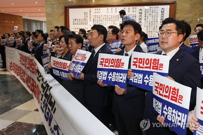 (서울=연합뉴스) 김주성 기자 = 25일 본회의를 앞두고 서울 여의도 국회 로텐더홀에서 야당 의원들이 '채상병 특검법'에 대한 여당의 찬성표를 촉구하며 구호를 외치고 있다. 2024.7.25 utzza@yna.co.kr 연합뉴스