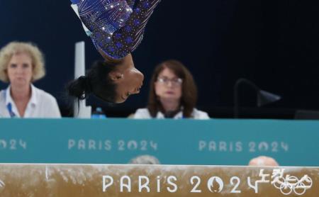 평균대 위 시몬 바일스