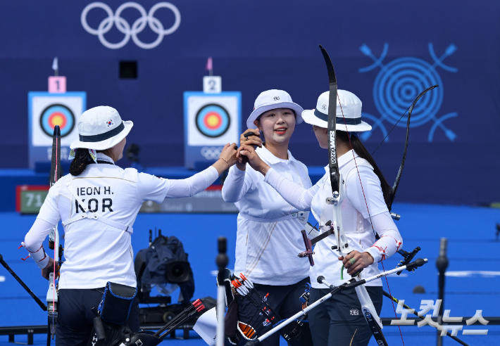 지난달 28일(현지시간) 프랑스 파리 앵발리드 경기장에서 열린 2024파리올림픽 여자 리커브 단체 4강 한국과 네덜란드의 경기. 한국 전훈영(왼쪽부터), 임시현, 남수현이 서로를 격려하고 있다. 파리=올림픽사진공동취재단/ZU 황진환 기자