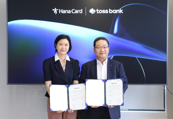 토스뱅크 이은미(왼쪽) 대표이사와 하나카드 이호성 대표이사가 지난달 25일 열린 PLCC 협약식에서 기념촬영을 하고 있다. 하나카드 제공