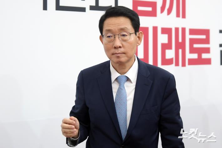 국민의힘 김상훈 의원이 2일 서울 여의도 국회에서 한동훈 대표 체제 초대 정책위의장으로 지명되며 기자간담회를 가진 뒤 이동하고 있다.