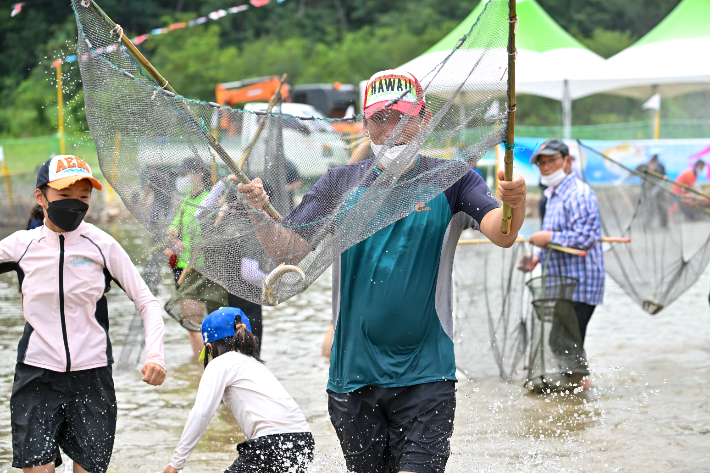 "포항서 조개 캐고, 영덕서 은어 잡자"…피서지 체험 풍성