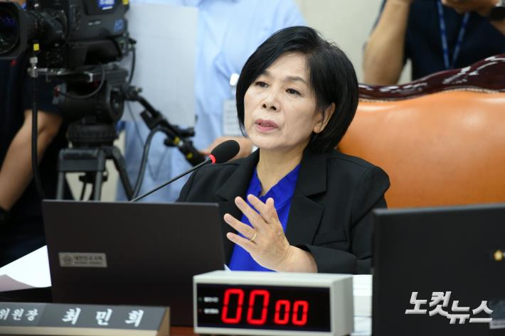 2일 서울 여의도 국회에서 열린 과학기술정보방송통신위원회 전체회의 현안질의에 이진숙 방송통신위원장이 불출석한 가운데 최민희 국회 과방위원장이 발언을 하고 있다.