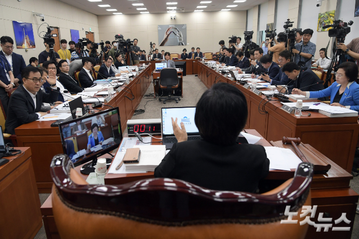 2일 서울 여의도 국회에서 열린 과학기술정보방송통신위원회 전체회의 현안질의에 이진숙 방송통신위원장이 불출석하며 여야 의원들이 발언을 하고 있다. 윤창원 기자