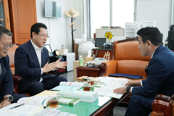 김영록 지사는 2일 국회 박정 예결위원장에게 정책 건의 3건, 국고 사업 10건에 대해 설명하고 적극 지원해줄 것을 요청했다. 전남도 제공  