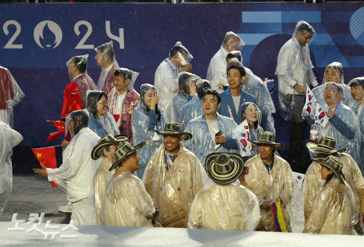 2024 파리올림픽 개회식에서 선상 행진을 마친 대한민국, 중국 등 대표팀 선수들이 트로카데로 광장에 설치된 개회식장으로 들어서고 있다. 황진환 기자