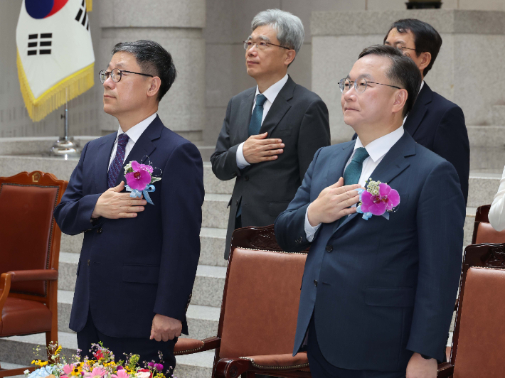 노경필·박영재 신임 대법관(앞줄 왼쪽부터)이 2일 서울 서초구 대법원에서 열린 대법관 취임식에서 국민의례를 하고 있다. 연합뉴스