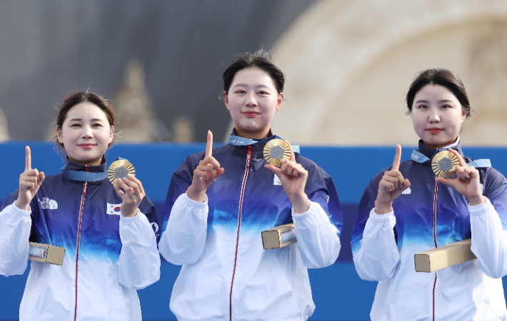 올림픽 10연패를 달성한 한국 여자양궁 대표팀의 남수현(오른쪽부터), 임시현, 전훈영이 28일(현지시간) 프랑스 파리 레쟁발리드 양궁 경기장에서 열린 2024 파리올림픽 양궁 여자단체전 시상식에서 손가락과 금메달로 숫자 10을 만들며 기념 촬영을 하고 있다. 연합뉴스